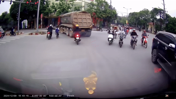 Bé trai đạp xe trúng điểm mù của xe tải, diễn biến tiếp theo khiến ai cũng thót tim Ảnh 1
