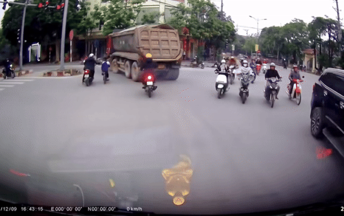 Bé trai đạp xe trúng điểm mù của xe tải, diễn biến tiếp theo khiến ai cũng thót tim Ảnh 2