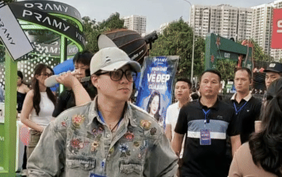 Chỉ 6 giây xuất hiện, con trai thứ 2 tỷ phú Phạm Nhật Vượng gây sốt khắp cõi mạng Ảnh 2