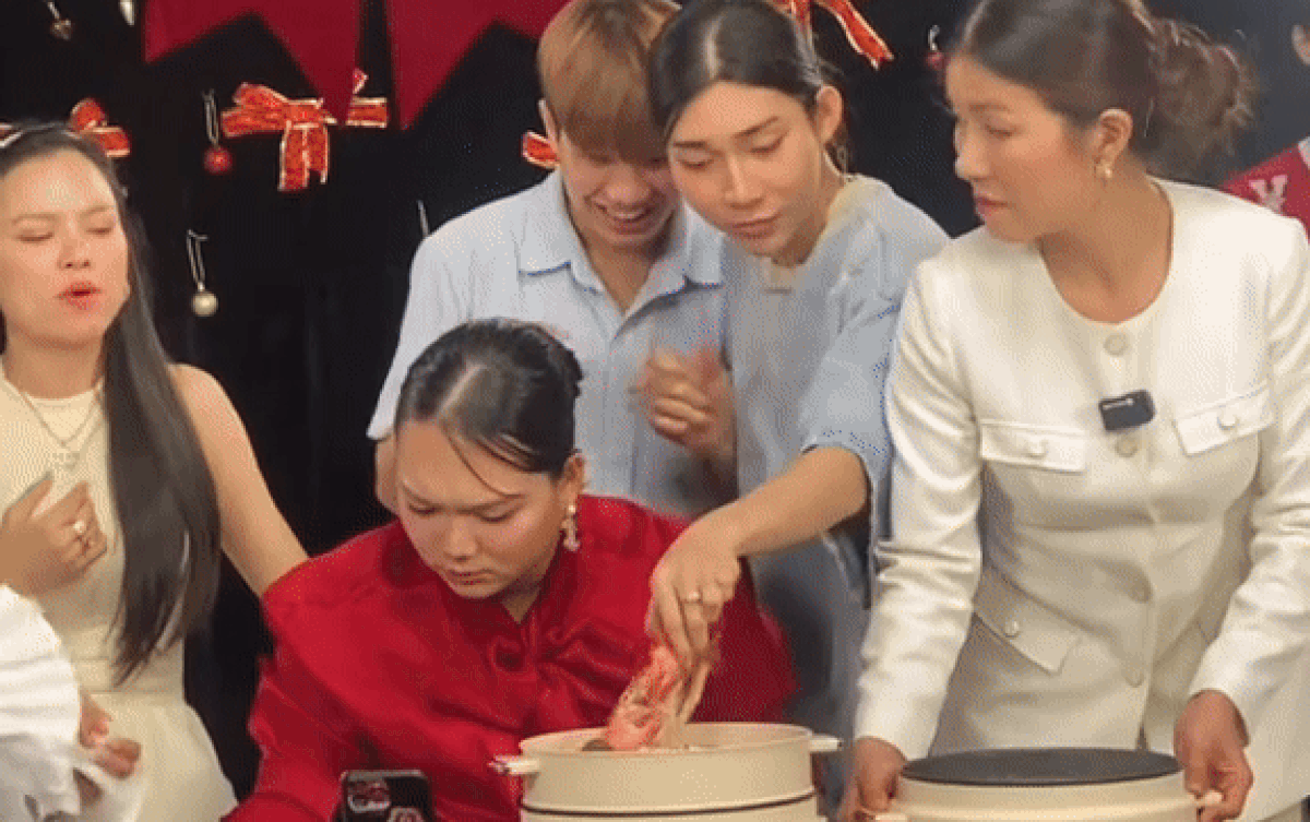Phạm Thoại gây tranh cãi khi lườm nguýt nhân viên trên sóng livestream Ảnh 2