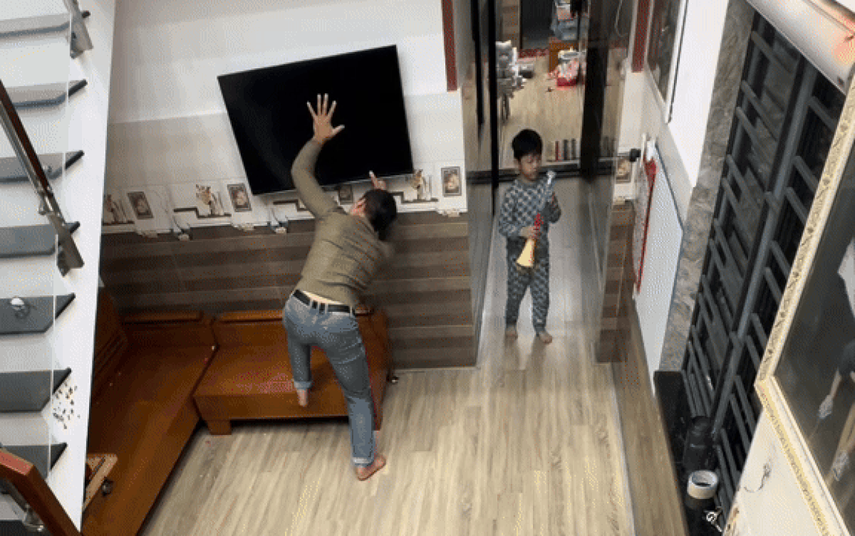 Thấy bố đang sửa tivi, bé trai cố tình thổi kèn đồ chơi thật lớn và cái kết Ảnh 2