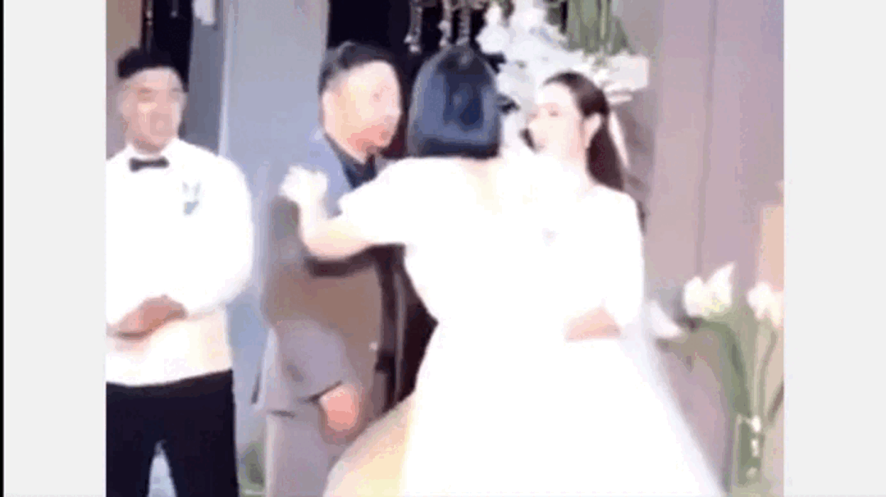 Hành động bất ngờ của bạn thân cô dâu trong ngày cưới khiến ai xem cũng phẫn nộ Ảnh 2