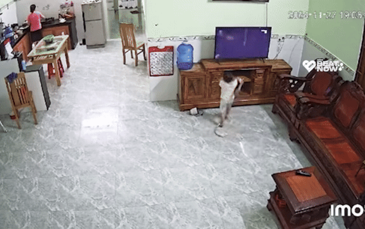 Xem phim quá nhập tâm, bé trai có hành động khiến mẹ 'đứng hình' Ảnh 2