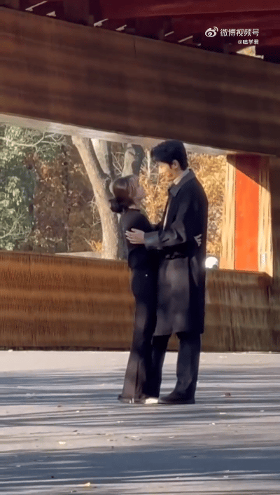 Triệu Lộ Tư và 'người yêu' trông chẳng khác gì bố con Ảnh 1