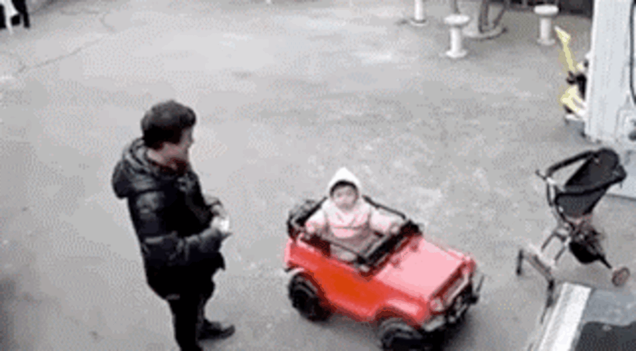 Bất ngờ trước hành động khó tin của bé gái 3 tuổi khi bố mẹ đi làm xa nhà Ảnh 2