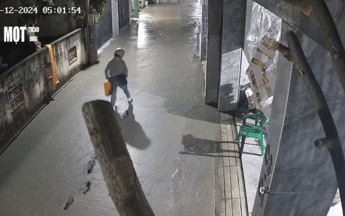 Dân mạng tranh cãi khoảnh khắc người phụ nữ bước đi trên đoạn đường vừa đổ bê tông Ảnh 2