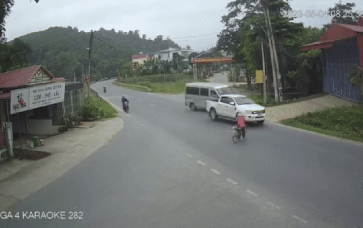 Người phụ nữ khiến các xe trên đường né vội, xem clip dân tình liền hiểu lý do Ảnh 2