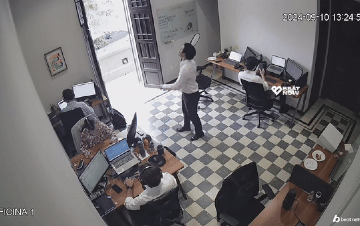 Thanh niên bắt muỗi trong phòng làm việc và cái kết 'dở khóc dở cười' Ảnh 2