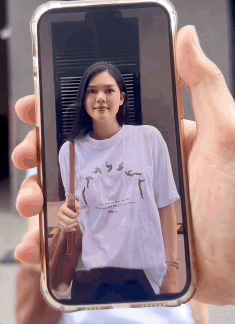 Khoảnh khắc Ngọc Trinh được bạn trai ôm hôn thắm thiết khiến cõi mạng rần rần. (Nguồn: FBNV)
