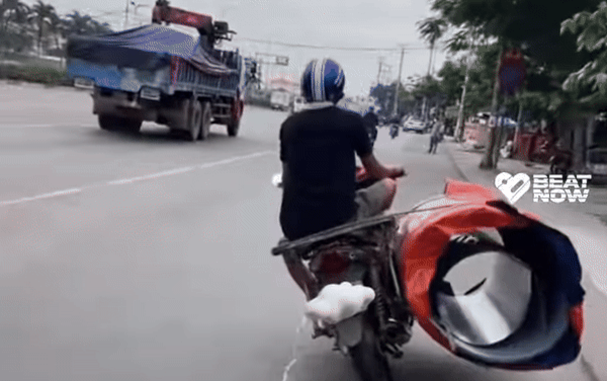 Người đàn ông khiến cả phố ngoái nhìn, dân tình ngán ngẩm sau khi xem clip Ảnh 2