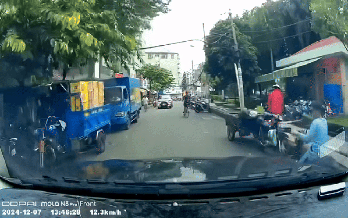 Va quẹt vào xe ô tô, bé trai có hành động nhận 'cơn mưa' lời khen Ảnh 2