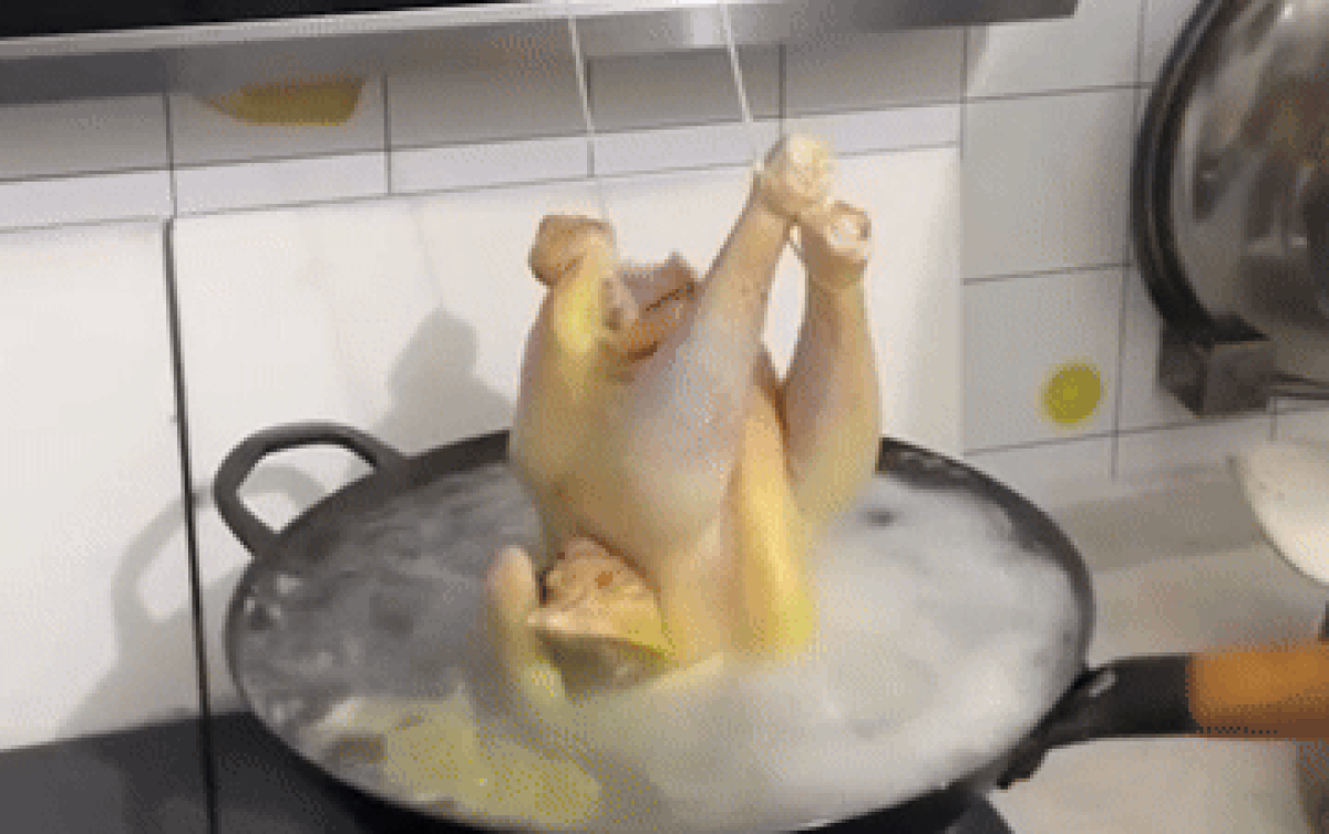 Con gái ở nhà luộc nửa con gà theo lời mẹ dặn và cái kết chán không buồn nói Ảnh 2