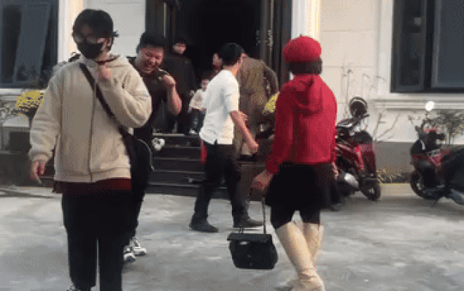 Đại gia đình tươi như hoa sang nhà họ hàng chúc Tết, vừa thấy gia chủ liền quay đầu đi ra Ảnh 2