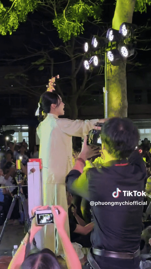 Phương Mỹ Chi bật khóc khi đưa micro nhờ khán giả hát Ảnh 1