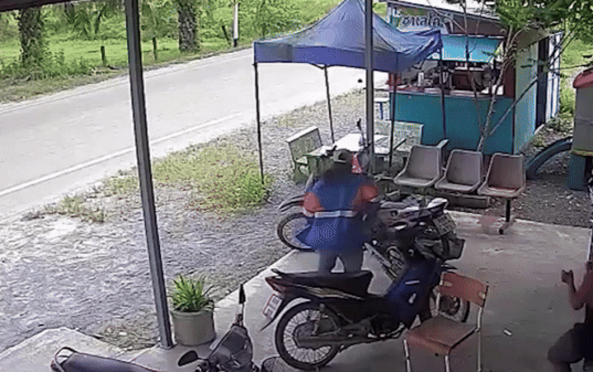 Xe bán tải bất ngờ lao vào cửa hàng, cặp đôi thoát nạn nhờ phản ứng nhanh nhạy Ảnh 2