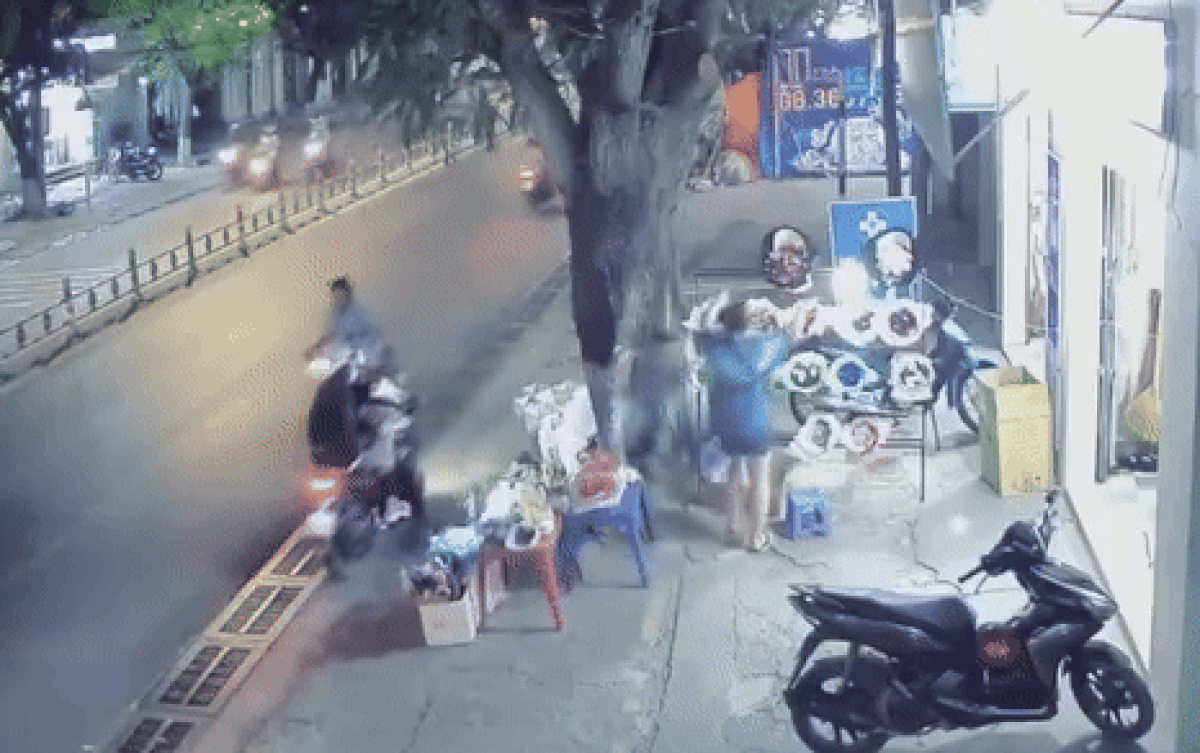 Đến chọn hoa ngày 8/3, 'trai xinh gái đẹp' khiến cõi mạng bất bình Ảnh 2