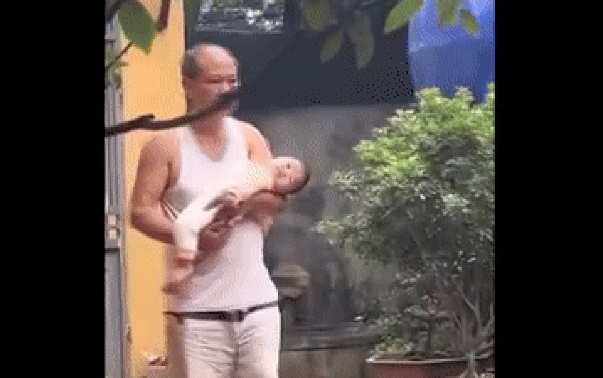 Ru cháu ngủ, gương mặt ông nội dần mất đi nụ cười hào hứng lúc ban đầu Ảnh 2