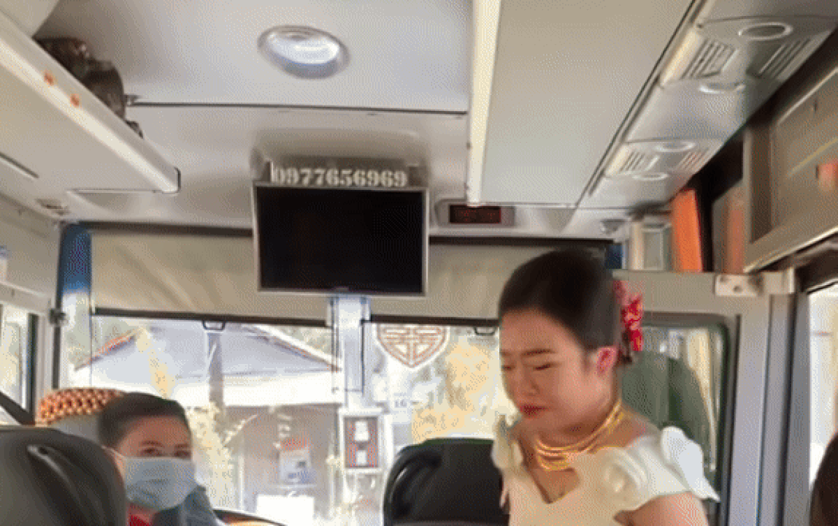 Lấy chồng xa, cô dâu nước mắt lưng tròng khoảnh khắc chia tay người thân Ảnh 2
