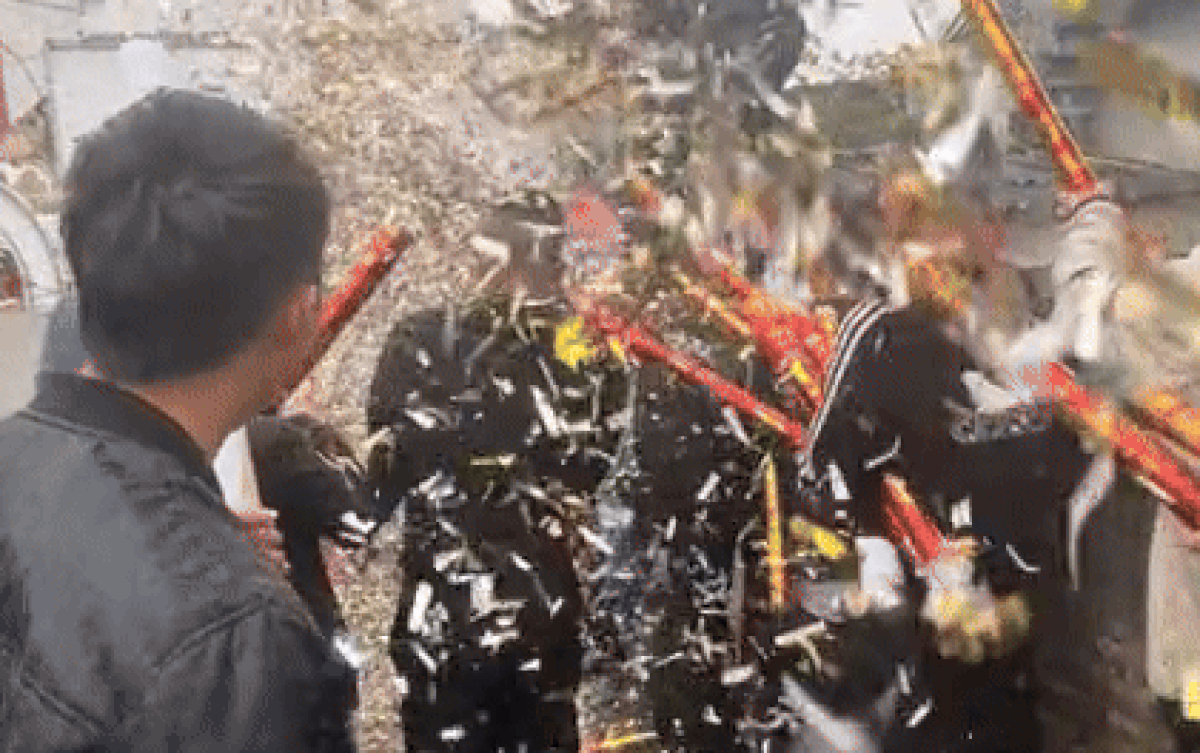 Nhóm thanh niên bắn pháo giấy vô tội vạ ở đám cưới, dân mạng ngán ngẩm: Chỉ khổ người dọn Ảnh 2