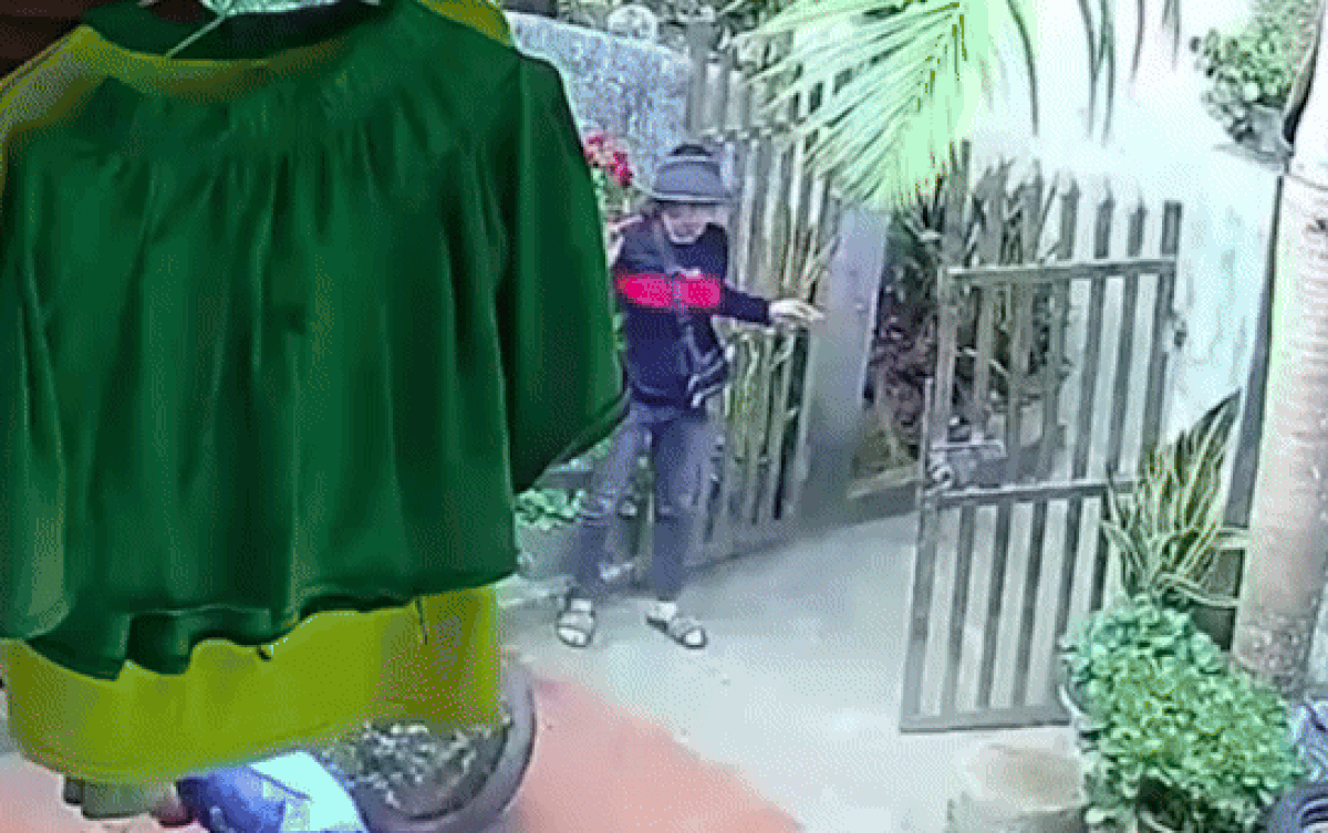 Vừa đậu xe giữa đường, cô gái liền 'đứng hình' với diễn biến tiếp đó Ảnh 2