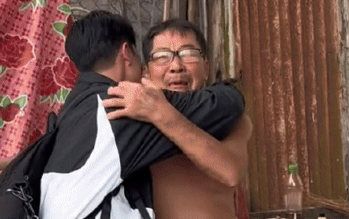 Bất ngờ gặp lại con trai sau 6 năm, người cha 'đứng hình' rồi òa khóc trên vai con Ảnh 2