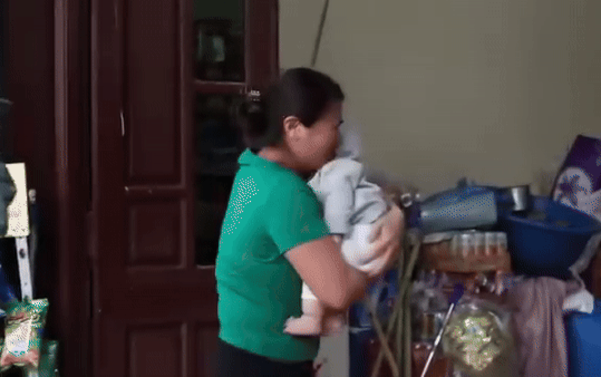 Cặp vợ chồng đưa con về chơi bất ngờ, bà nội phản ứng khiến ai cũng rưng rưng Ảnh 2