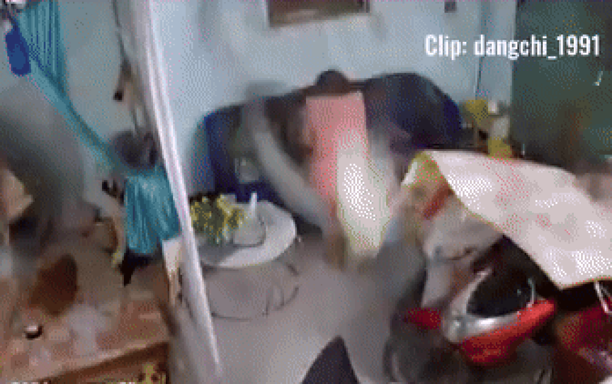 Mưa lớn khiến mái nhà bị sập và phản xạ đầu tiên của người mẹ Ảnh 2