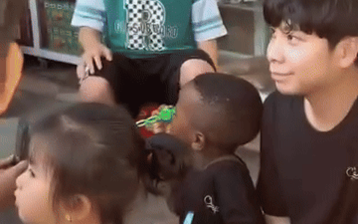 Góc hài hước: Kể từ khi Lôi Con xuất hiện, Quang Linh Vlogs chỉ còn là cái tên Ảnh 2