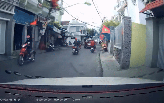 Thót tim khoảnh khắc cột điện đổ sập kéo theo người thợ ngã đập xuống đất Ảnh 1