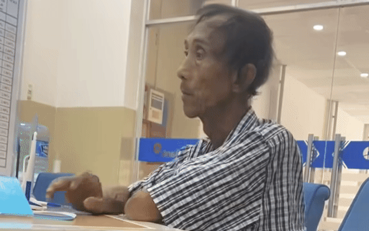 Cay khóe mắt trước khoảnh khắc người cha gầy còm đến ngân hàng gửi tiền cho con ăn học Ảnh 2