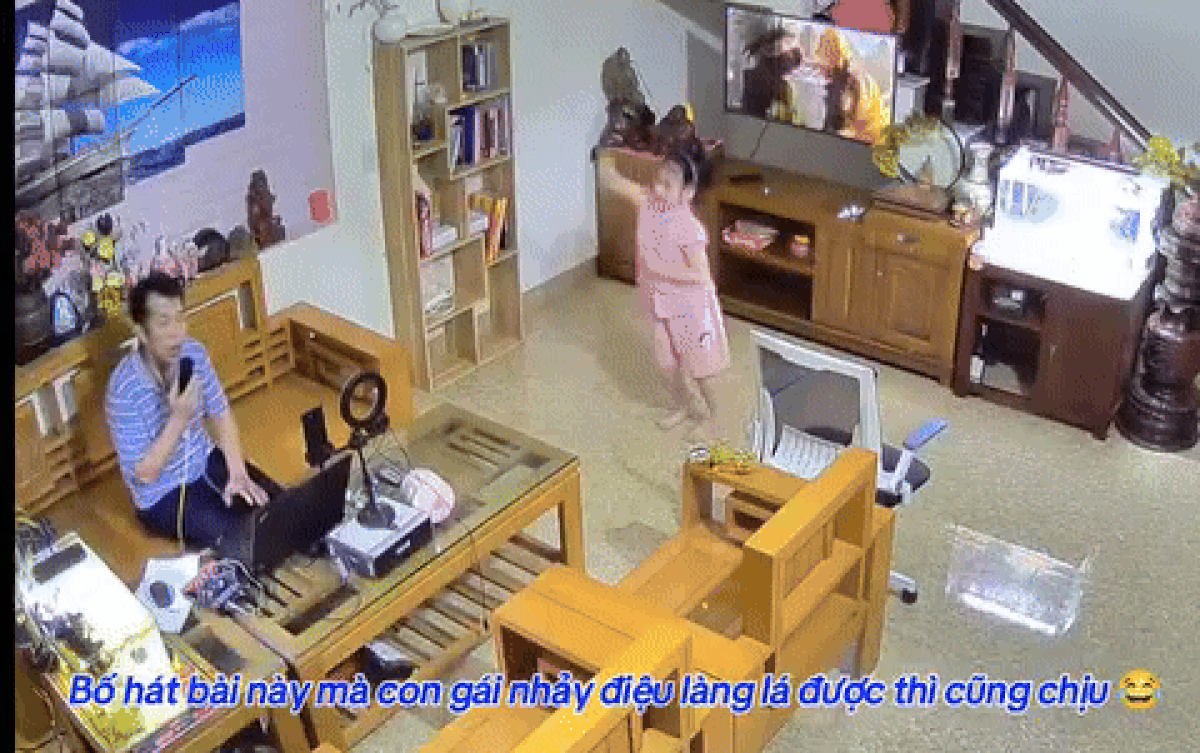 Bố livestream hát karaoke, con gái phụ họa bằng điệu nhảy vừa lạ vừa quen Ảnh 2