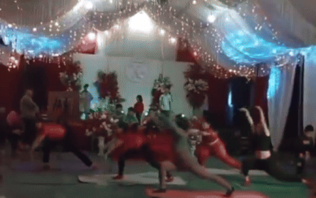 Nhóm phụ nữ gây tranh cãi khi biểu diễn yoga trong đám cưới Ảnh 2