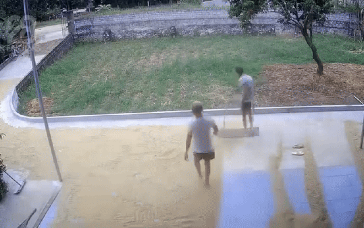 Đang chạy thóc trời mưa, đôi vợ chồng được hàng xóm sang đỡ đần dù chưa ngỏ lời nhờ giúp Ảnh 2