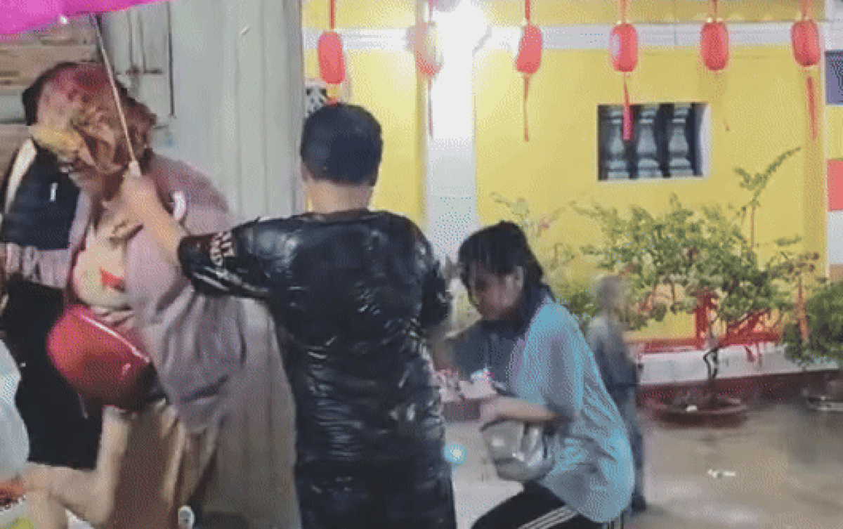 Mặc bản thân ướt sũng, cậu bé vẫn cầm ô che mưa cho tất cả mọi người Ảnh 2