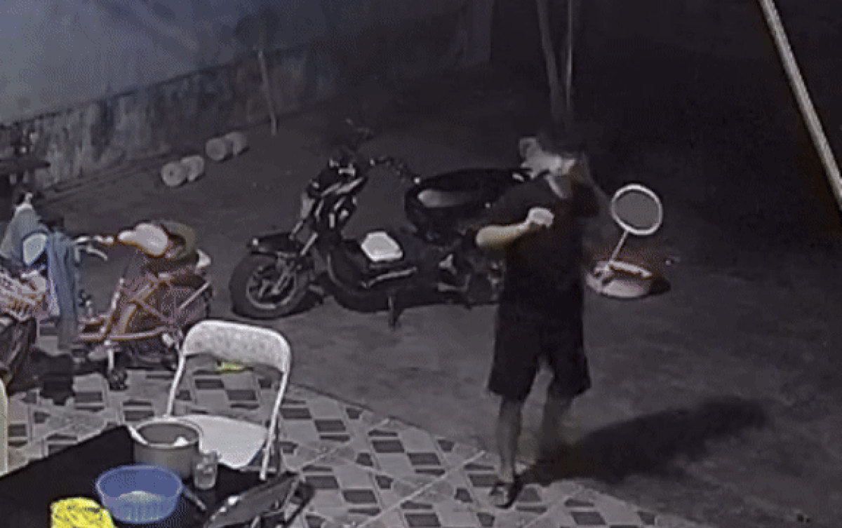 Đánh thử cây vợt mới mua, thanh niên 'chán không buồn nói' với cái kết Ảnh 2