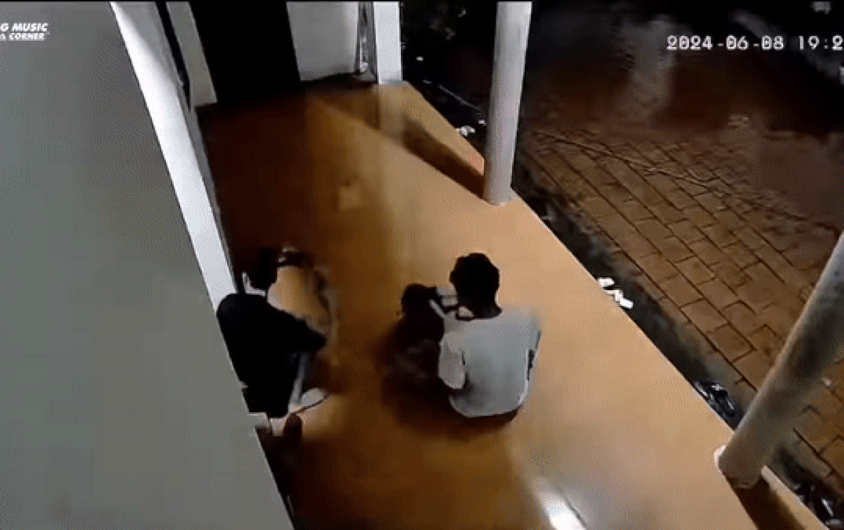 Cả nhà ngồi ngắm mưa đầy lãng mạn, diễn biến tiếp theo khiến dân tình cười ngất Ảnh 2