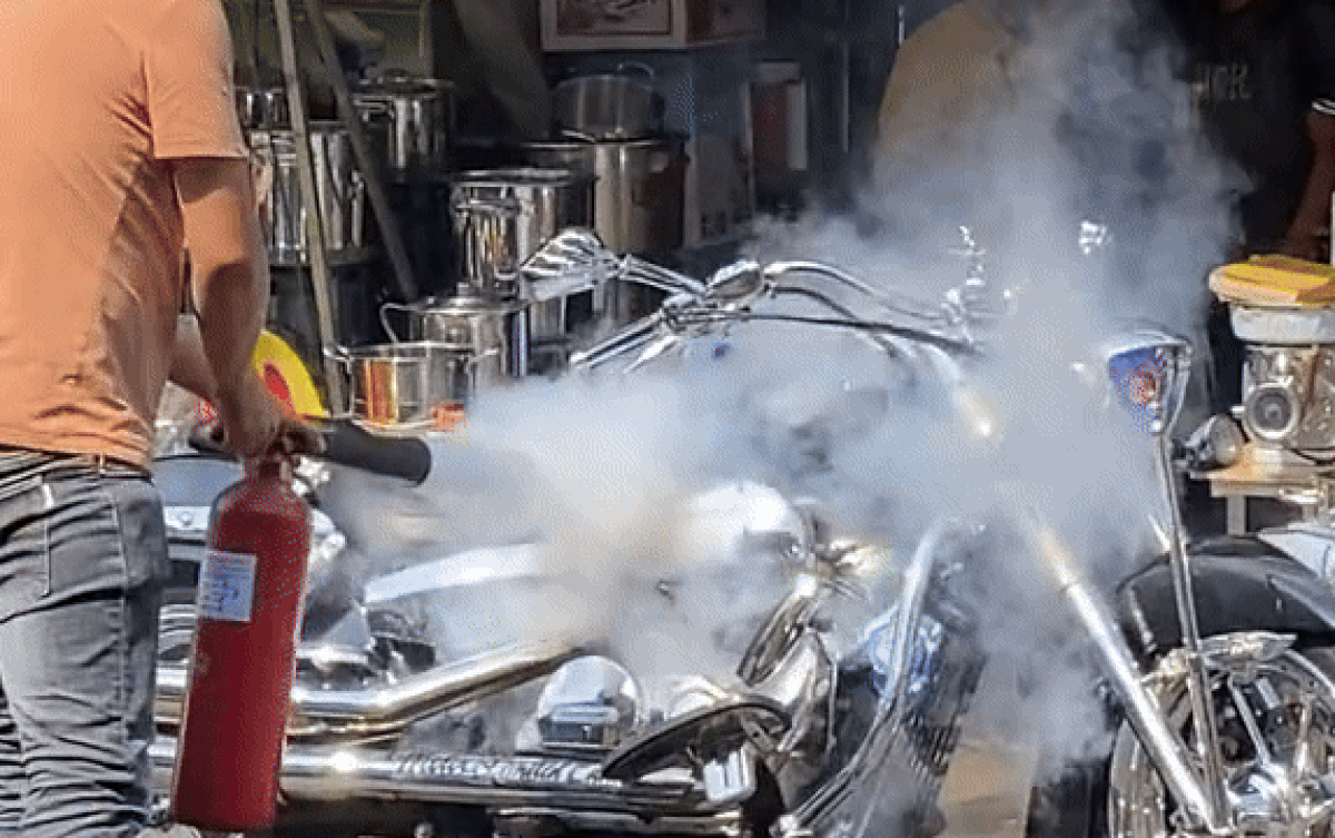 Thấy xe máy bốc cháy bất ngờ, nam thanh niên bình tĩnh xử lý nhận 'cơn mưa' lời khen Ảnh 2