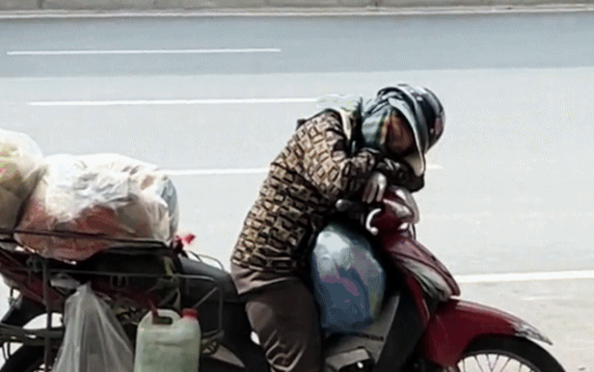 Người phụ nữ mệt nhoài đến mức ngủ quên trên xe máy, khoảnh khắc khiến nhiều bạn trẻ thức tỉnh Ảnh 2