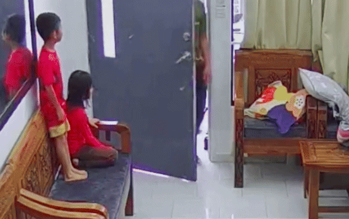 Bố đi làm về ngó lơ 2 con đang chờ ở cửa, diễn biến sau đó khiến ai cũng thích thú Ảnh 2