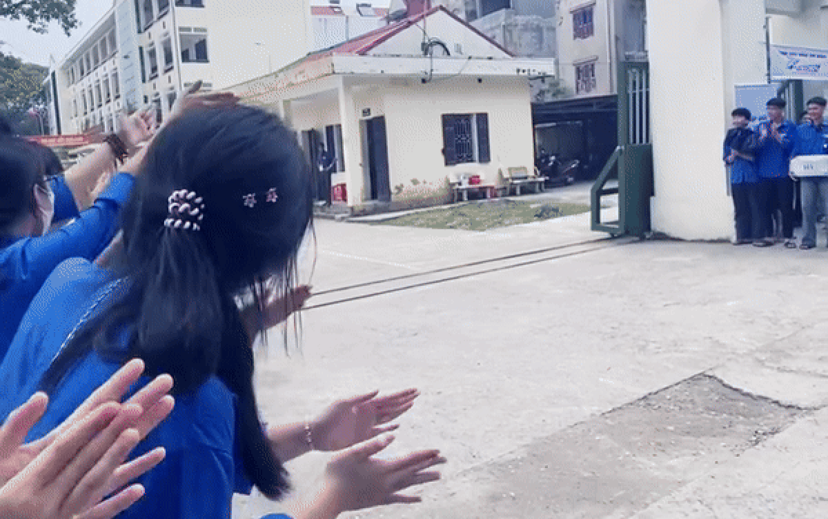 Thi vào lớp 10: Bước ra phòng thi đầu tiên, nam sinh Bắc Ninh mặt đầy phấn khởi và cái kết Ảnh 2