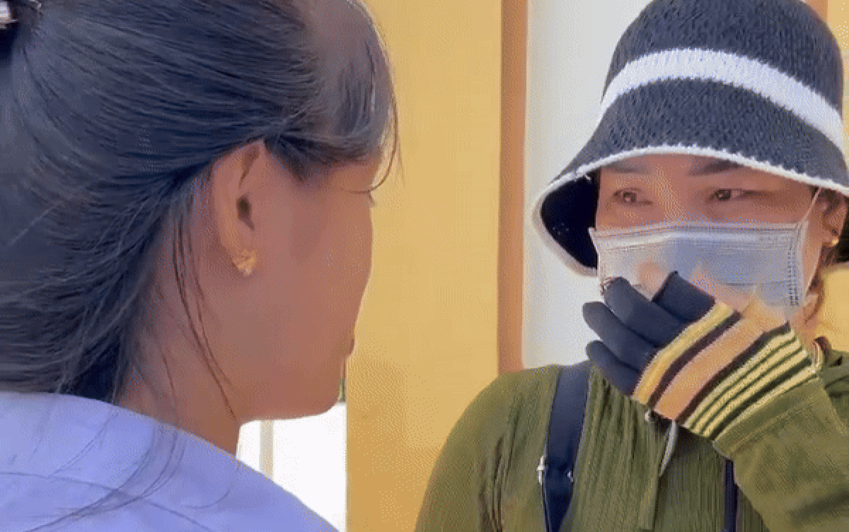 Đứng ngoài cổng trường, mẹ ứa nước mắt vì lo cho con trong kỳ thi vào lớp 10 Ảnh 2
