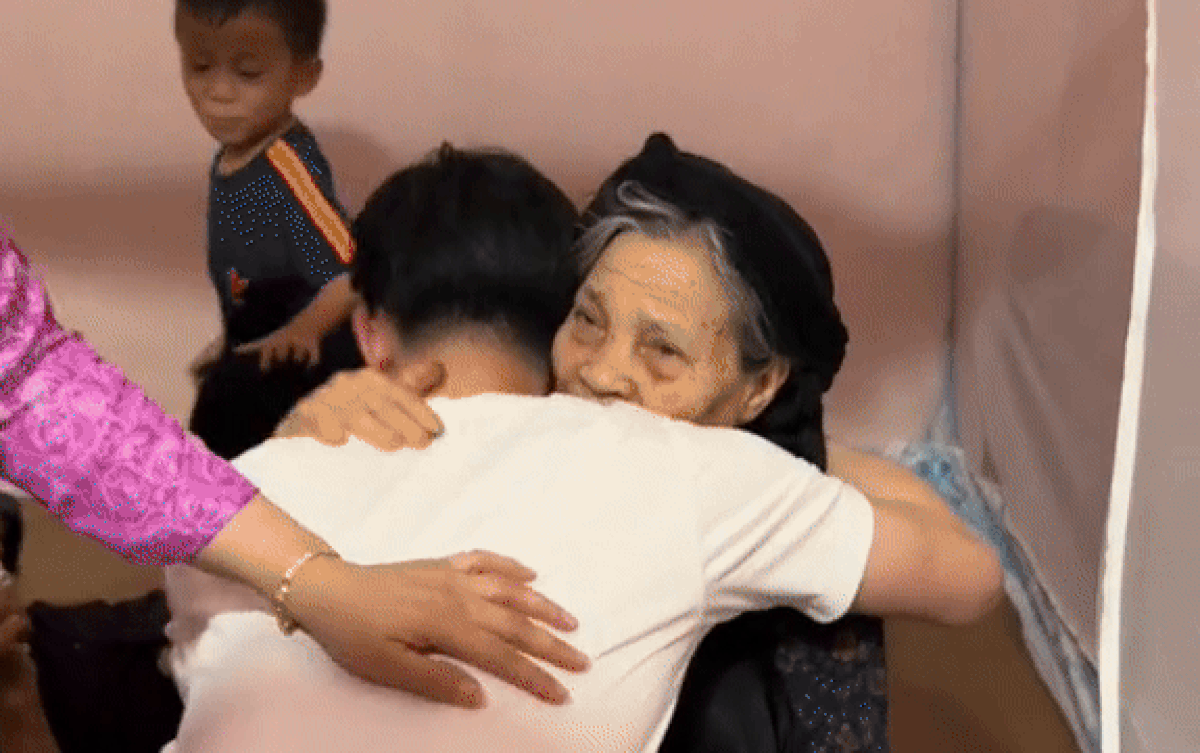 Thanh niên trở về từ Hàn bất ngờ sau 4 năm, bà ngoại mừng mừng tủi tủi gây xúc động Ảnh 2