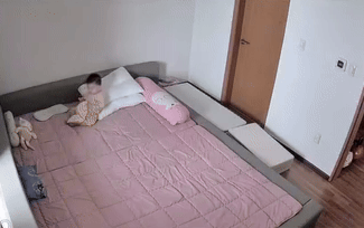 Bận nấu cơm mà con trai lại im tiếng, mẹ xem camera thấy cảnh cực dễ thương Ảnh 2