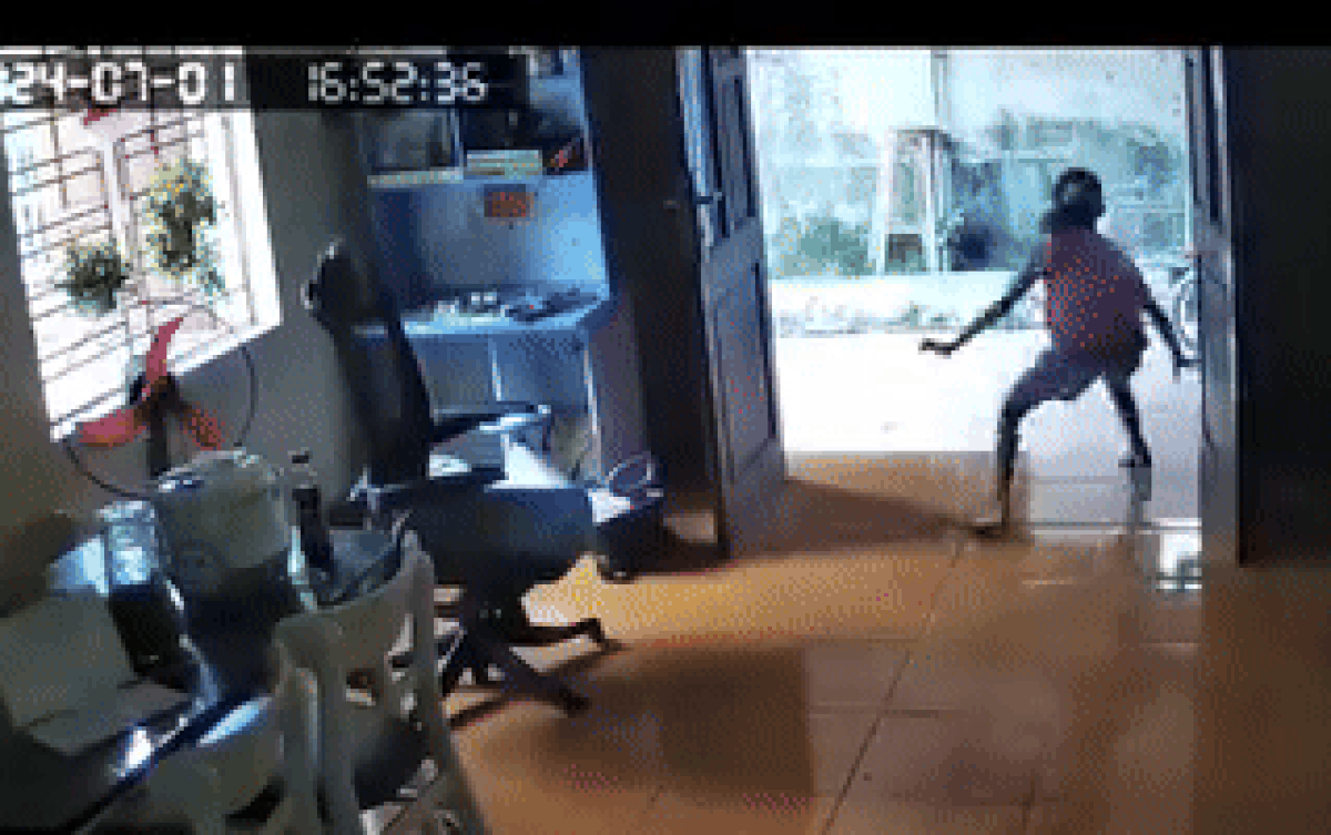 Đi làm về thấy con gái chăm chỉ làm việc nhà, mẹ xem camera thấy cảnh hài hước Ảnh 2