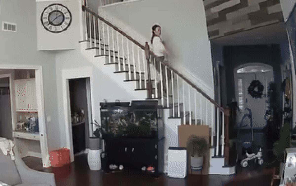 Mẹ bế con nhỏ rồi trượt ngã cầu thang, dân tình chỉ ra nhiều lỗi sai Ảnh 2