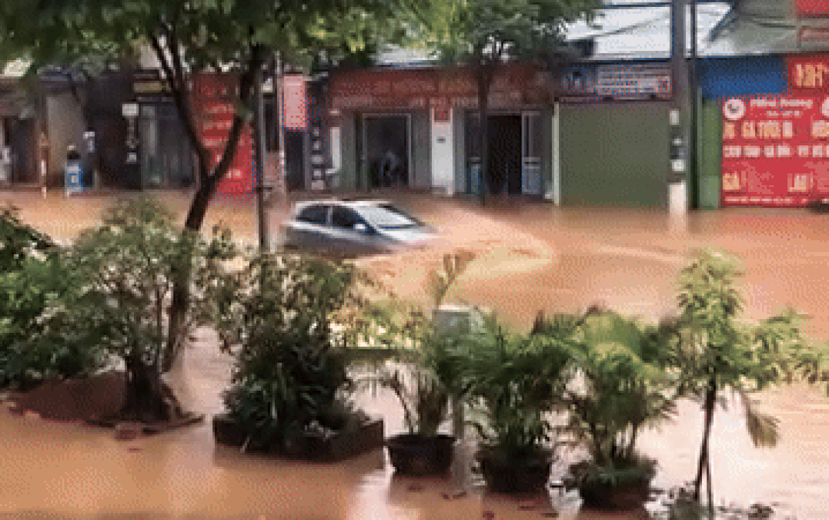 Ô tô 'chết máy' trên đoạn đường bị ngập nặng, dân tình chỉ ra lỗi sai của tài xế Ảnh 2