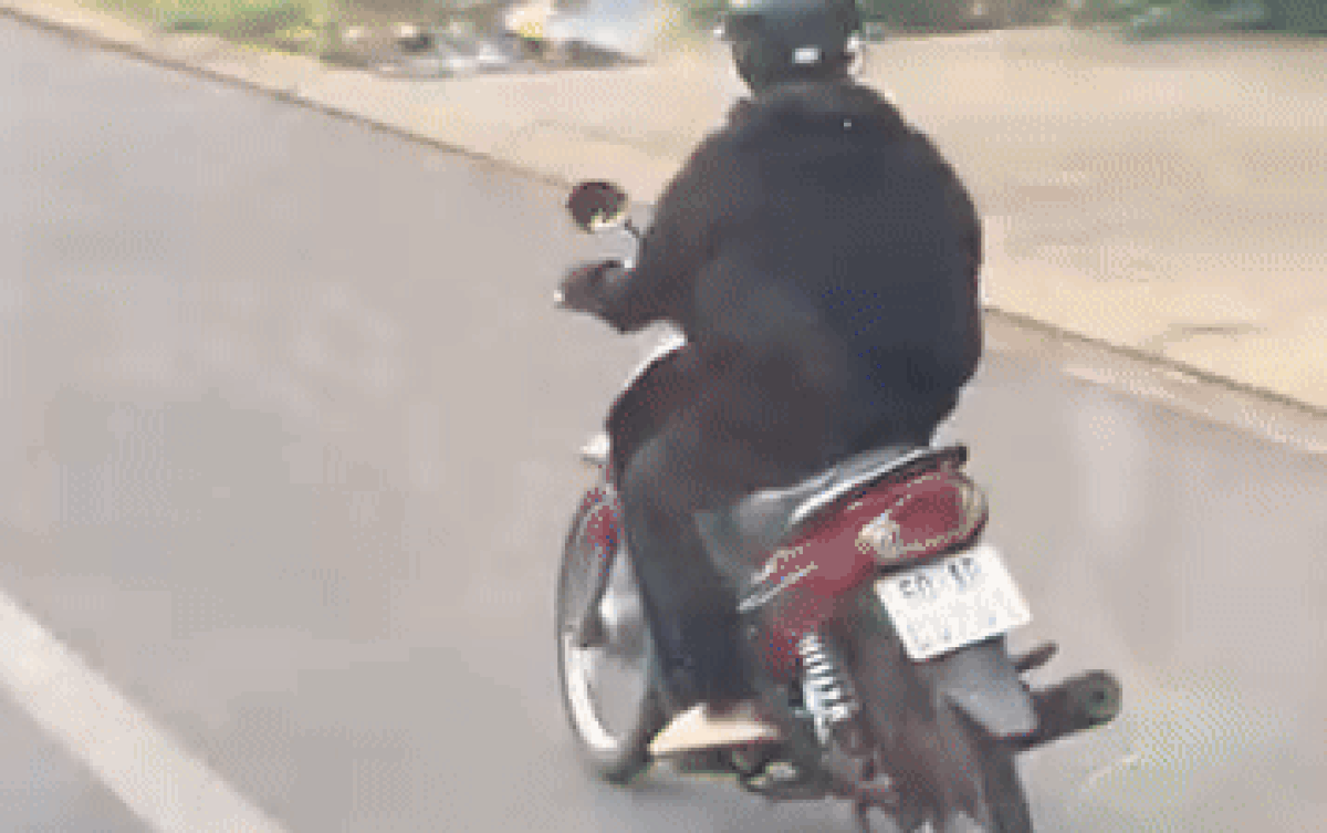 Người đàn ông chạy xe máy khiến cả phố ngước nhìn, xem clip mới hiểu lý do Ảnh 2