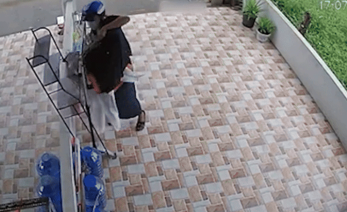 Hàng xóm 'tốt bụng' tiện tay gom đồ đi mất khiến gia chủ rơi nước mắt Ảnh 2