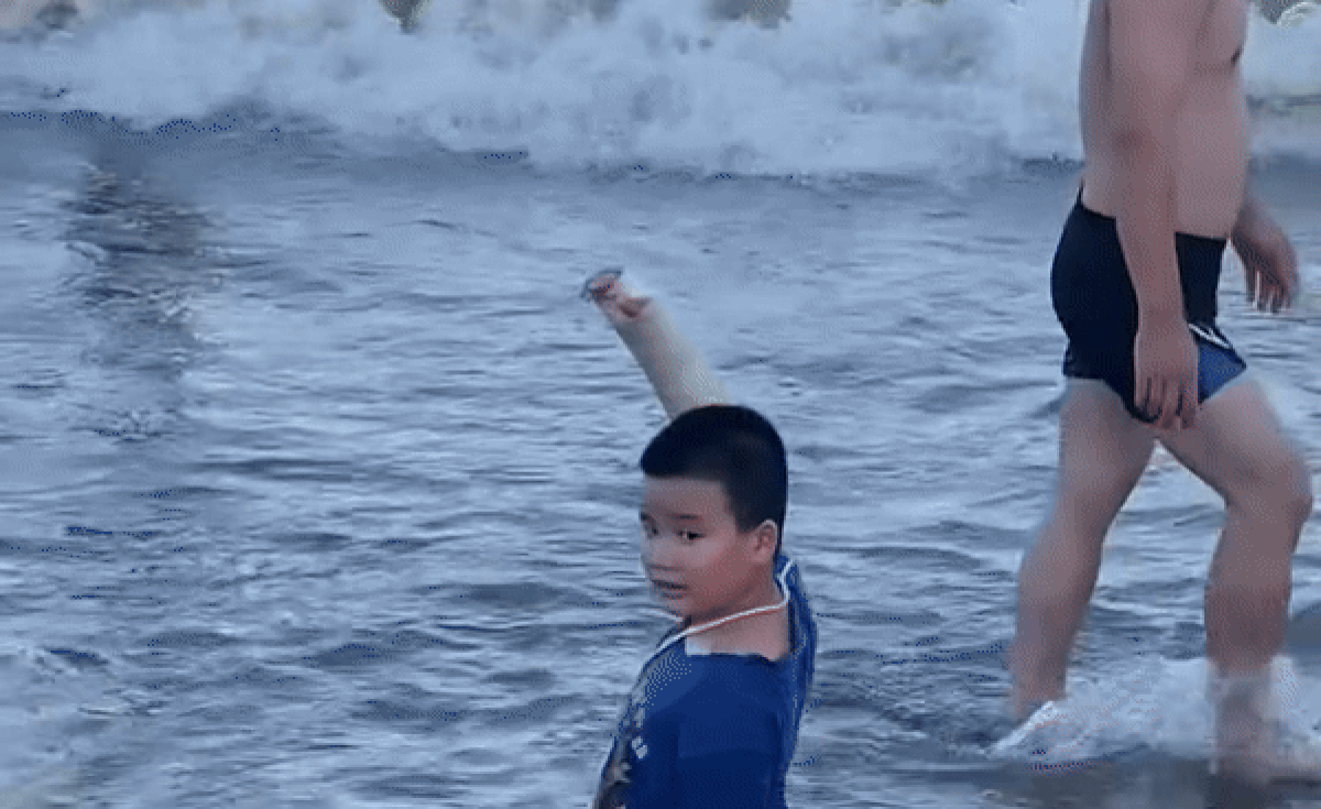 Bé trai bị gãy tay được cả nhà rủ đi tắm biển và cái kết cười ra nước mắt Ảnh 2