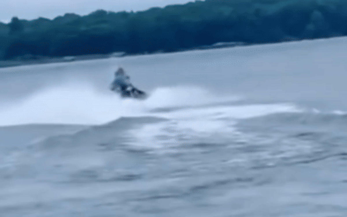 3 cô gái chở nhau bằng cano trên biển, chỉ vào giây sau đều 'tung bay' khiến CĐM cười ngất Ảnh 2